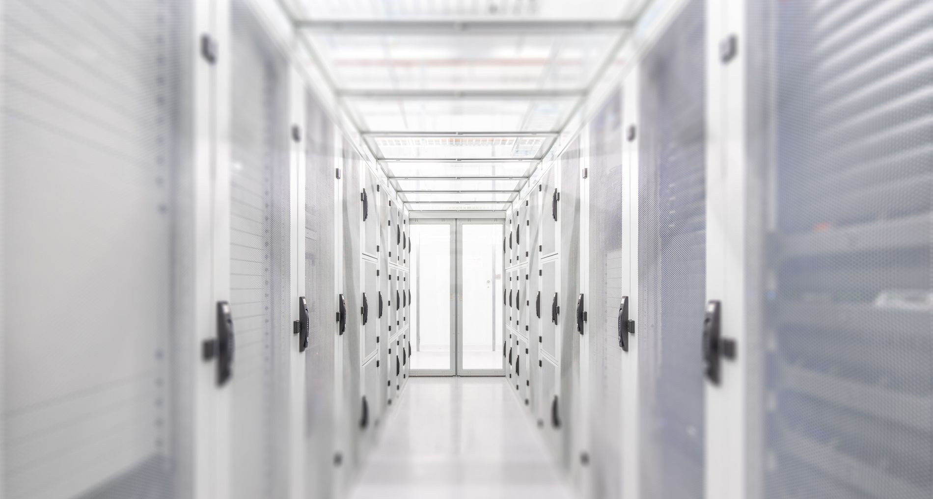 Gang mit Racks links und rechts