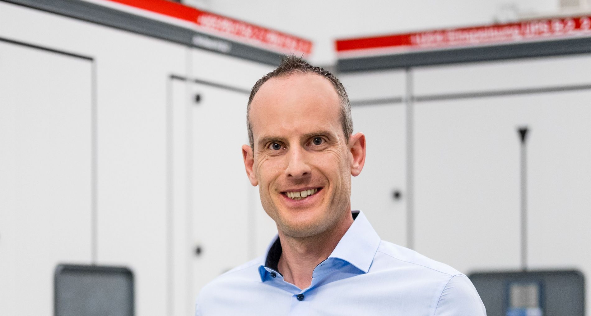 Portraitfoto von Adrian, Head of Datacenter Operations