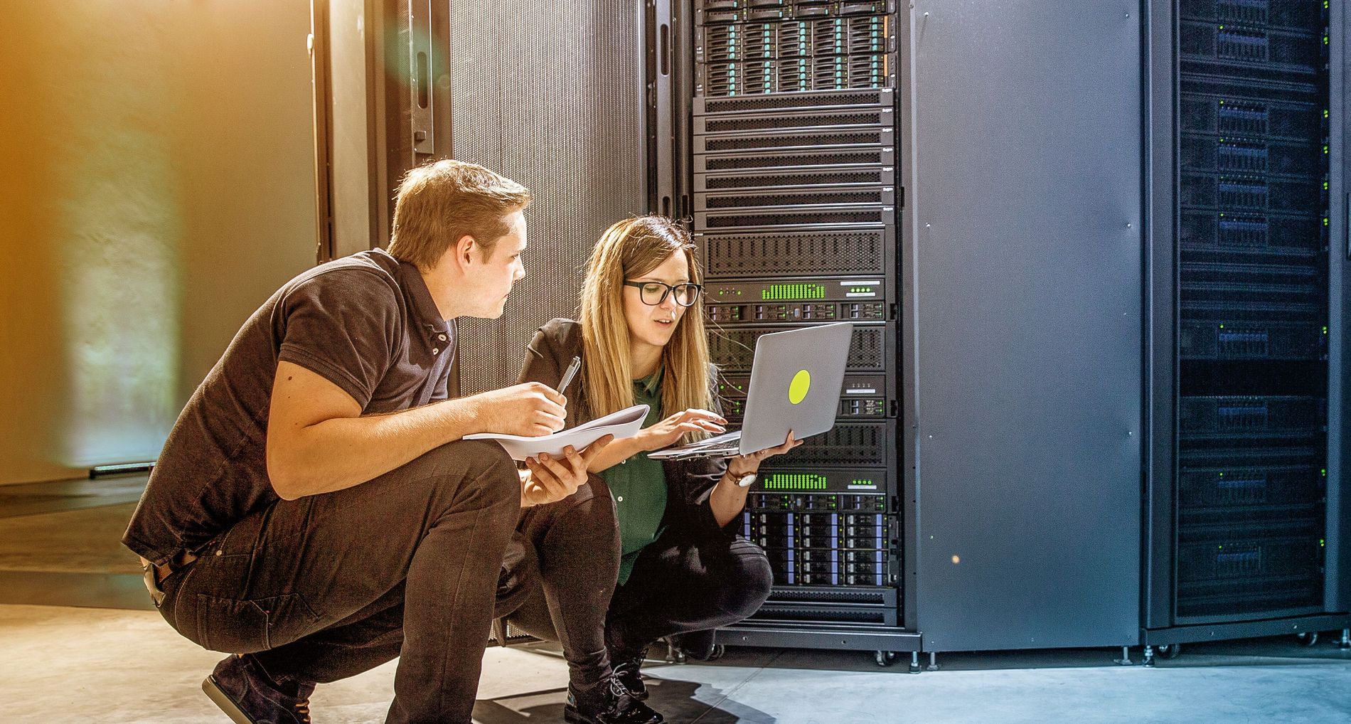 fachleute it bei der arbeit