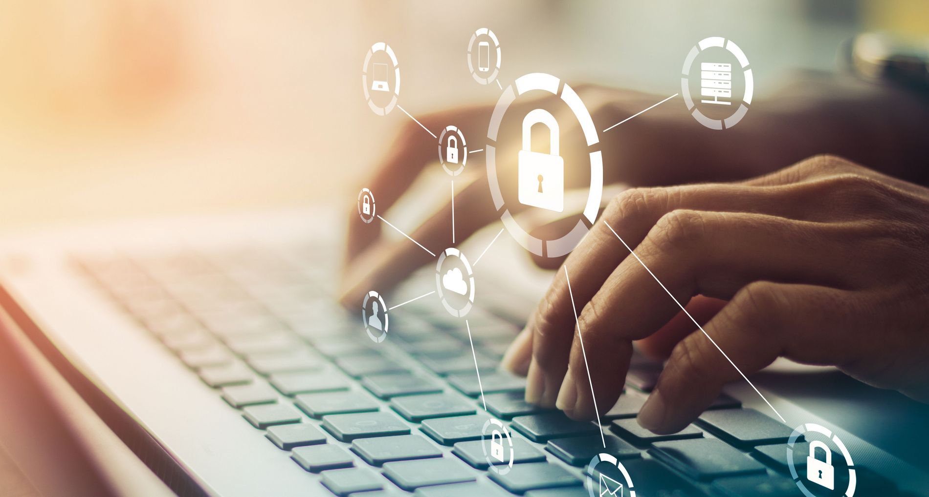 Hände schreiben auf Laptop