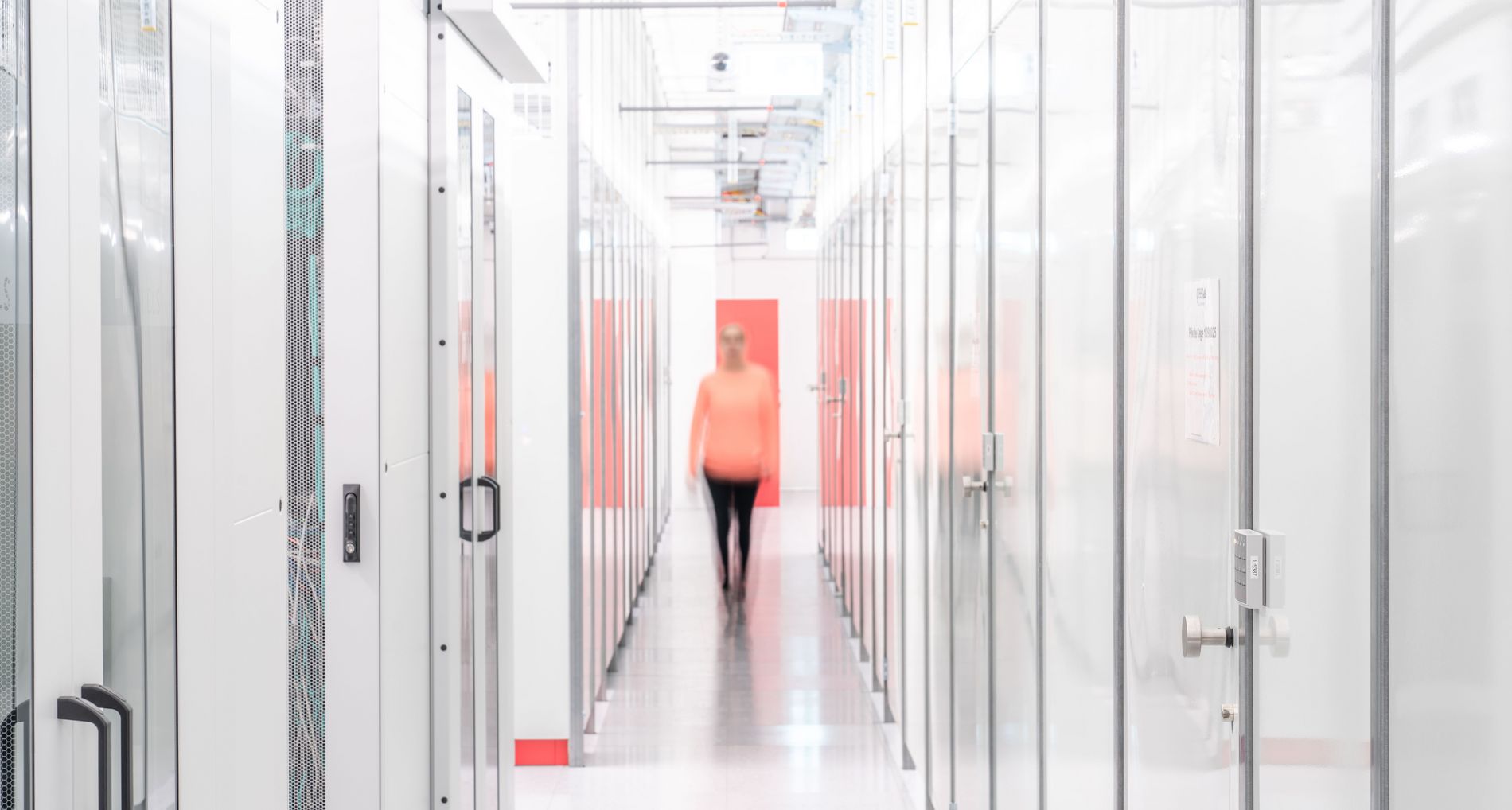 Datacenter Cage Gang mit Frau